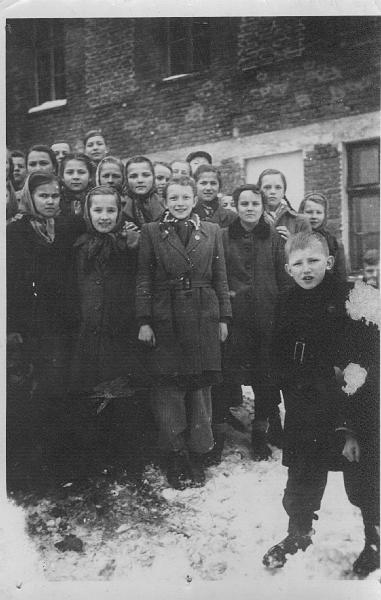 1950-1.jpg - Dzieci przed budynkiem szkoły w latach 50-tych. Duża ich część jest z Kobylan