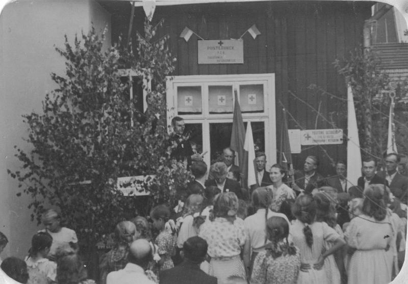 1950-2.jpg - 2 lipca1950. Otwarcie punktu PCK - Pogotowia Ratunkowego w Łękach Dukielskich. Dom Heleny i Andrzeja Jastrzębskich.