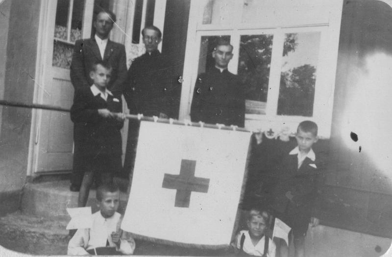1950-3.jpg - 2 lipca1950. Otwarcie punktu PCK - Pogotowia Ratunkowego w Łękach Dukielskich. Dom Heleny i Andrzeja Jastrzębskich. Na tle sztandaru /niższy/ ks. Teodor Elerowski, pierwszy z lewej Andrzej Jastrzębski.