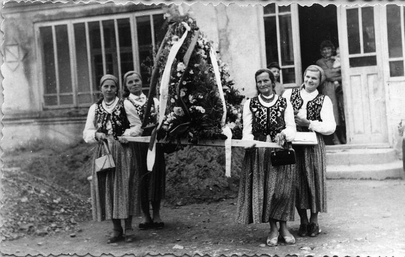 1950-9.jpg - Wieniec na Święto MB Zielnej w latach 50-tych robiobny u pp.Nawrockich. Nz. od lewej: Stanisława Dziadosz, Helena Białogłowicz, Honorata Krężałek, Antonina Nawrocka