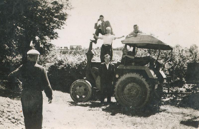 1957-3.jpg - Pierwszy traktor w Kółku Rolniczym w roku 1957. Stoi Jan Czaja, wyżej Roman Kasprzyk, najwyżej Edmund Sypień. Na dachu Władysław Węgrzyn, nżej Czesław Białogłowicz