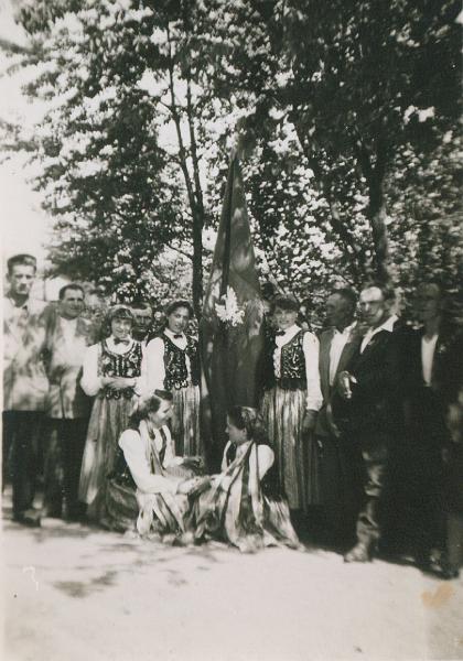 1958-1.jpg - 23 V 1958. Delegacja z Łęk Dukielskich na święcie ludowym w Boguchwale. Nz. po lewej stronie sztandaru stoją panie: Władysława Gac i Józefa Sypień, po prawej Janina Habrat, Władysław Nawrocki i Józef Świątek. U dołu Ludwika Fruga i Władysława Solińska