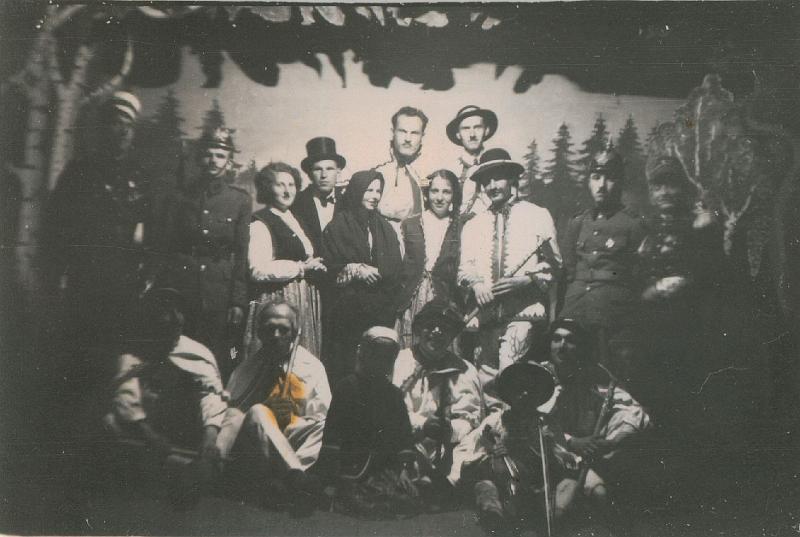 1958-3.jpg - Około roku 1958. Uczestnicy spektaklu "Krakowiacy i górale".  Nz. od lewej stoją m.in. jako trzecia Zofia Krężałek, czwarty Edward Kołacz, siódma Stanisława Czaja, dziewiąty Jan Czaja, dziesiąty Władysław Gniady