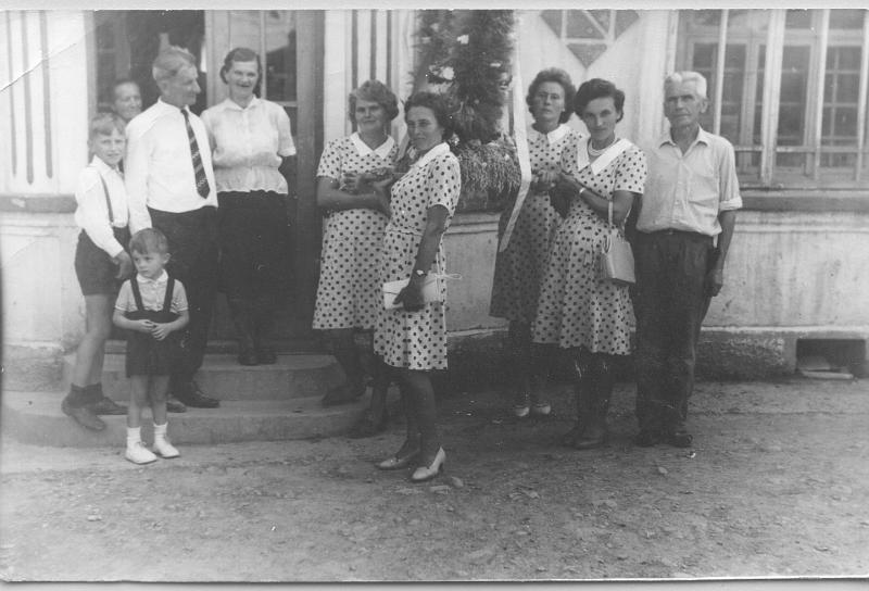 1960-11.jpg - Wieniec dożynkowy u p. Nawrockich. Lata 60-te. Nz. od lewej rodzina Nawrockich, Janina Białogłowicz, Stanisława Białogłowicz, Irena Fruga, Teresa Wierdak, Ignacy Węgrzyn