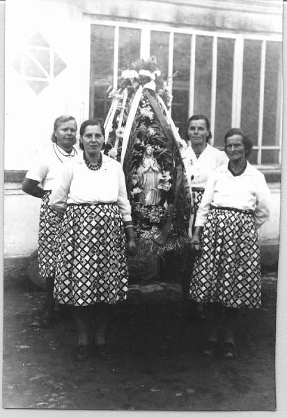 1960-12.jpg - Wieniec dożynkowy przed domem Nawrockich w latach 60-tych. Nz. od lewej: Agata Szpotko, Stanisława Dziadosz, Helena Białogłowicz, Honorata Krężałek