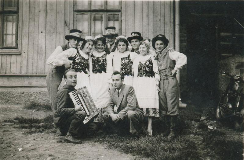 1960-2.jpg - 11 VIII 1960. Zespół pieśni i tańca Łęczanie po występie dożynkowym w sali Domu Ludowego.