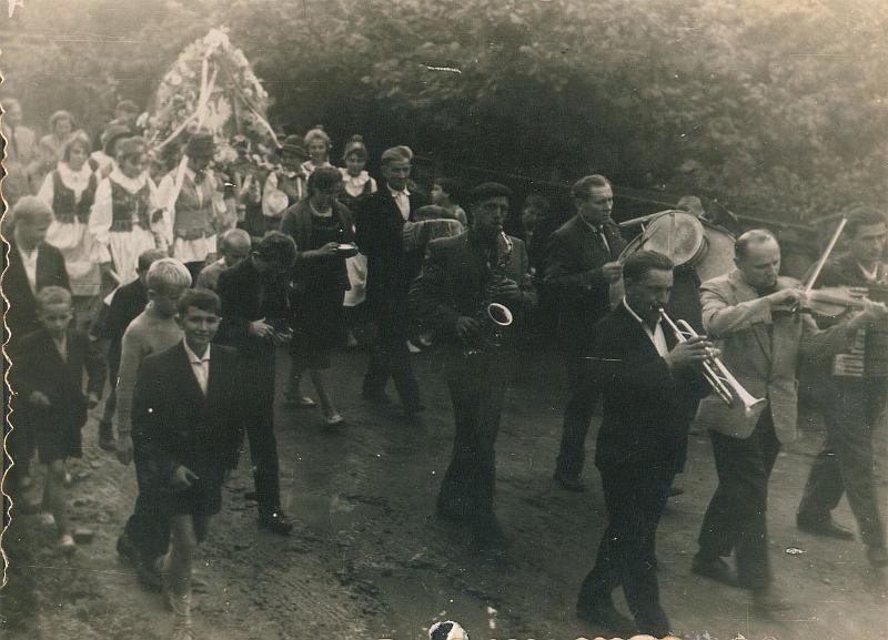 1962-1.jpg - Dożynki wiejskie w 1962r. Nz. Paweł Nawrocki jako gospodarz z chlebem