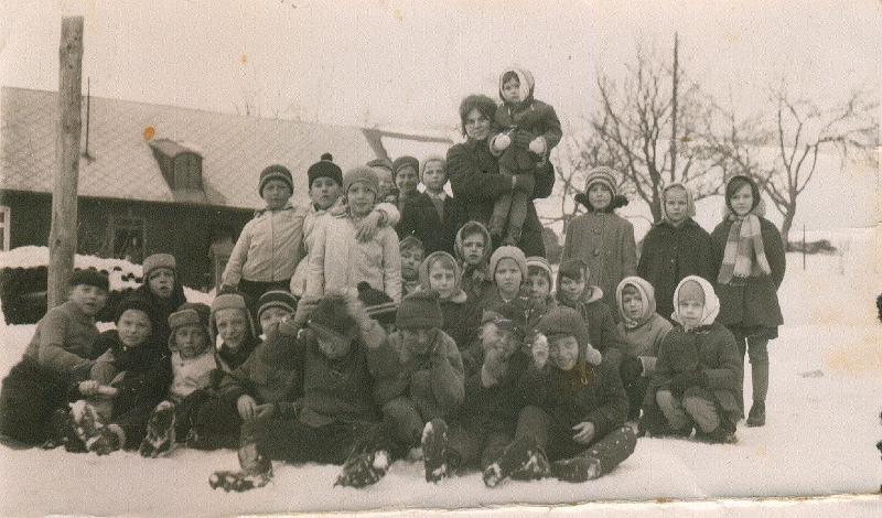 1962-2.jpg - Rok 1962. Grupa dzieci na placu szkolnym od strony zachodniej z nauczycielką p. Sąsiadek