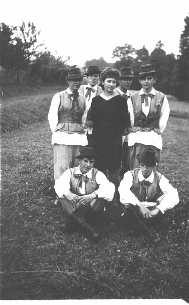 1964-2.jpg - Chłopcy z zespołu ludowego z opiekunką p. J. Sypień
