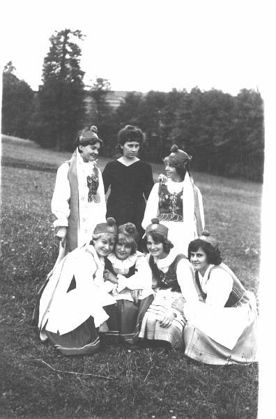1964-7.jpg - Dziewczęta z zespołu ludowego z p. Józefą Sypień w1964r.