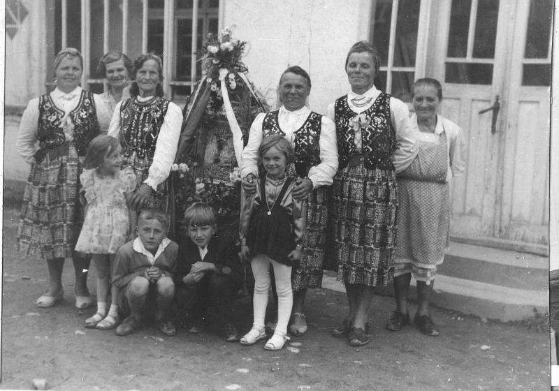1965-1.jpg - Wieniec u pp. Nawrockich w roku 1965. Nz. od lewej Agata Szpotko, Antonina Nawrocka, Honorata Krężałek, Katarzyna Fruga, Helena Białogłowicz i Katarzyna Fruga z Nawrockich