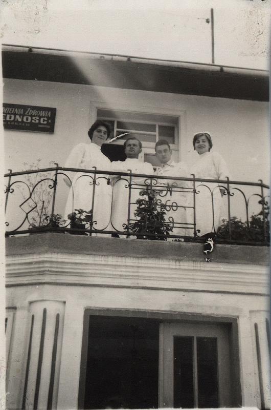 1965-3.jpg - Ok. roku 1965. Spółdzielnia  Zdrowia Jedność w Łękach Dukielskich w domu pp. Nawrockich - personel. Od prawej: pielęgniarka Wanda Leśniak, lekarz Czesław Pniak,  stomatolog  Mieczysław Mosety  i Alina Zajchowska asystentka dentysty