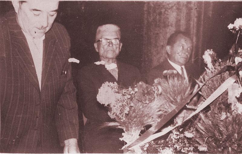 1966-1.jpg - Dożynki wiejskie w roku 1966 w sali Domu Ludowego. Od lewej Gniady Eugeniusz - sołtys,  Fruga Ignacy,  naczelnik poczty  Gniady Rudolf