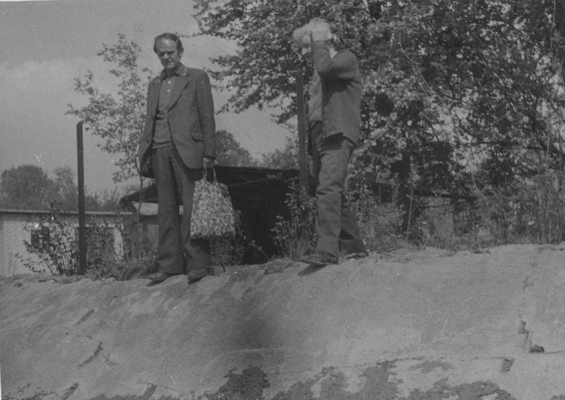 1970-2.jpg - Budowa basenu w latach 70. Nz. od lewej Tadeusz Nawrocki - komendant OSP i Paweł Nawrocki - prezes