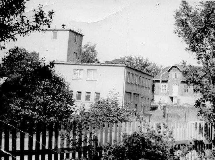 1970-3.jpg - Widok na remizę i Dom Ludowy w latach 70.