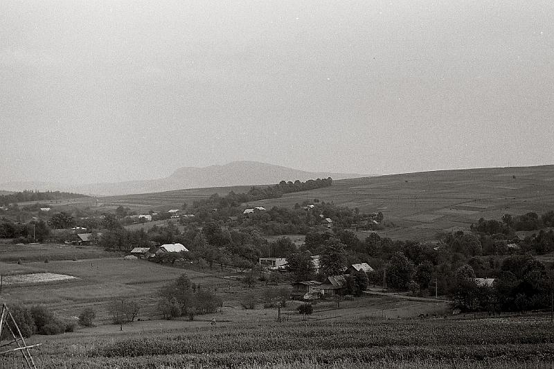 1972-1.jpg - Ok. roku 1972. Widok fragmentu wsi z góry Kamieniec /sklep GS/