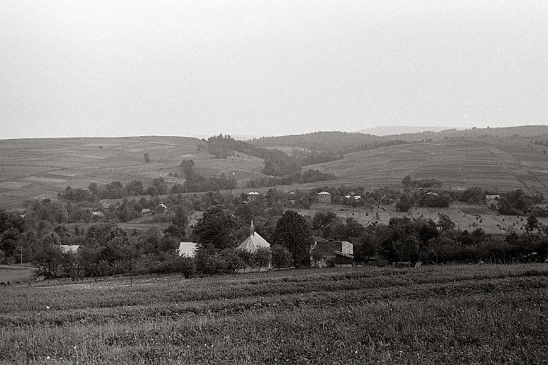 1972-2.jpg - Ok. roku 1972. Widok fragmentu wsi z góry Kamieniec /kościół polskokatolicki/