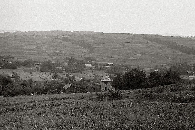 1972-3.jpg - Ok. roku 1972. Widok fragmentu wsi z góry Kamieniec