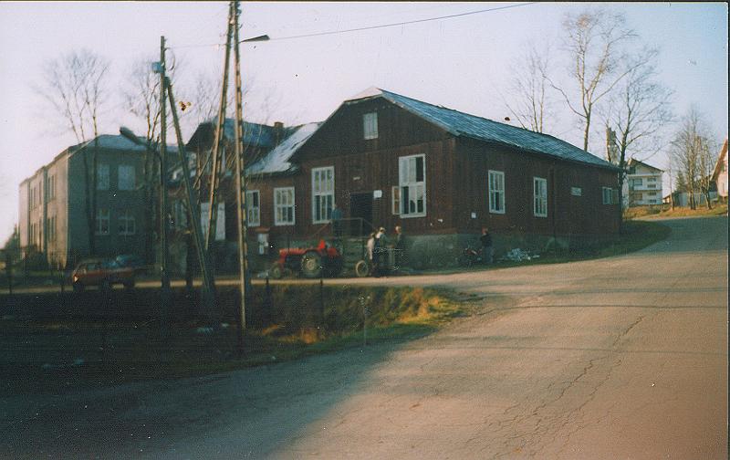 1998-3.jpg - Dom ludowy i szkoła w 1998r.